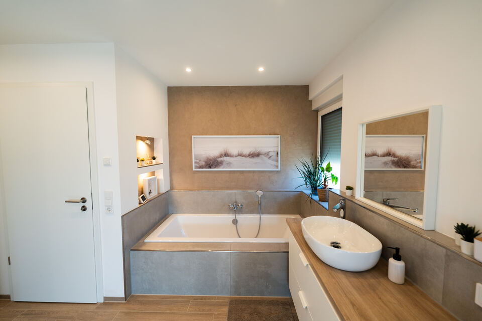 Badezimmer mit fugenloser Wandgestaltung in Erdtönen